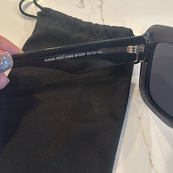 NWOT. DIFF Black Sunglasses with dust cover - Picture 2 of 4